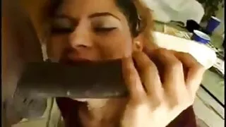 উদ্যমী গাঢ় চুলের বি ...